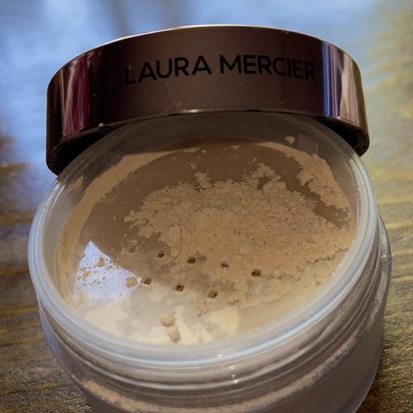 LAURA MERCIER Translucent Setting Powder 😘 - Picture 2 of 3
